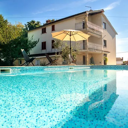 With Pool Fjord